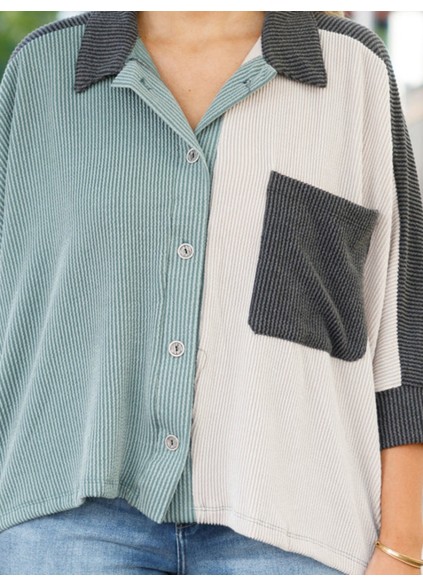 Spliced contrasting button pocket shirt